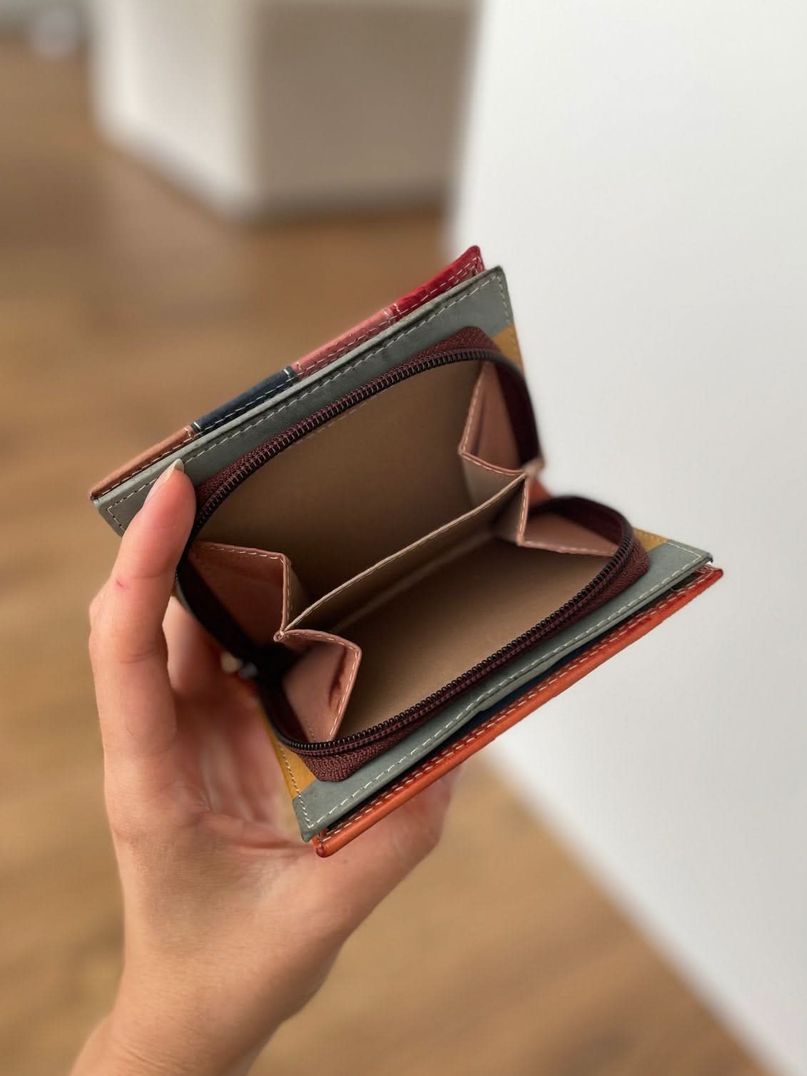 Portafoglio Medio/Piccolo in Vera Pelle | Ampio Portafoto, Pratico Portamonete, Doppia Tasca Banconote, Spazi Tessere