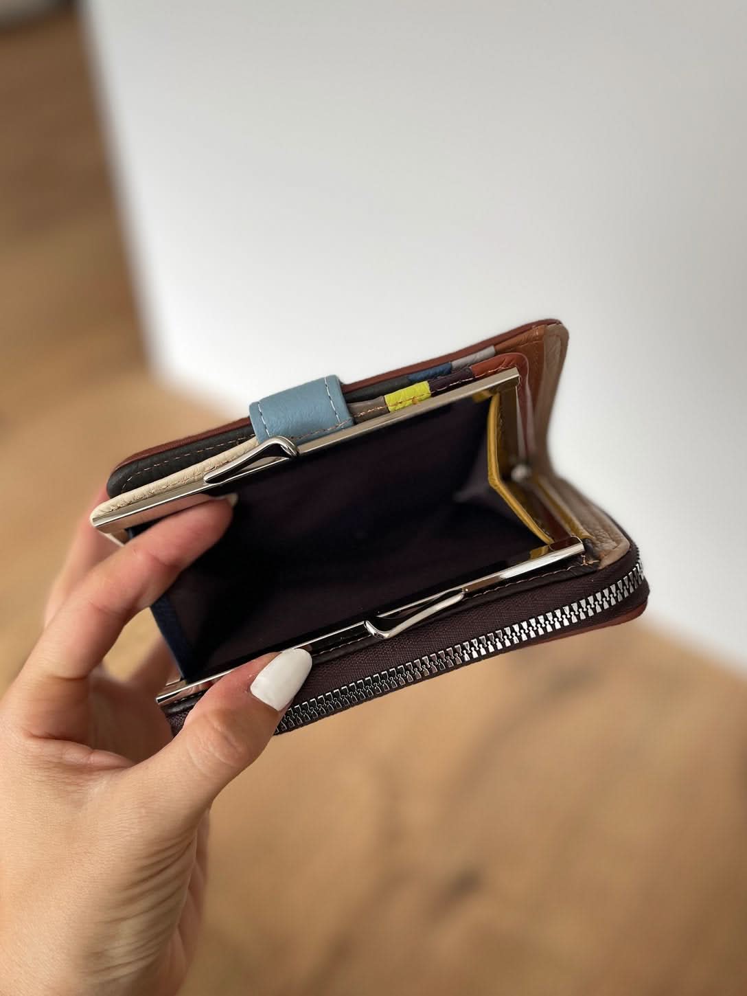 Portafoglio Medio in Vera Pelle | Spazi Tessere, Portamonete, Portafoto, Ampia Tasca Banconote