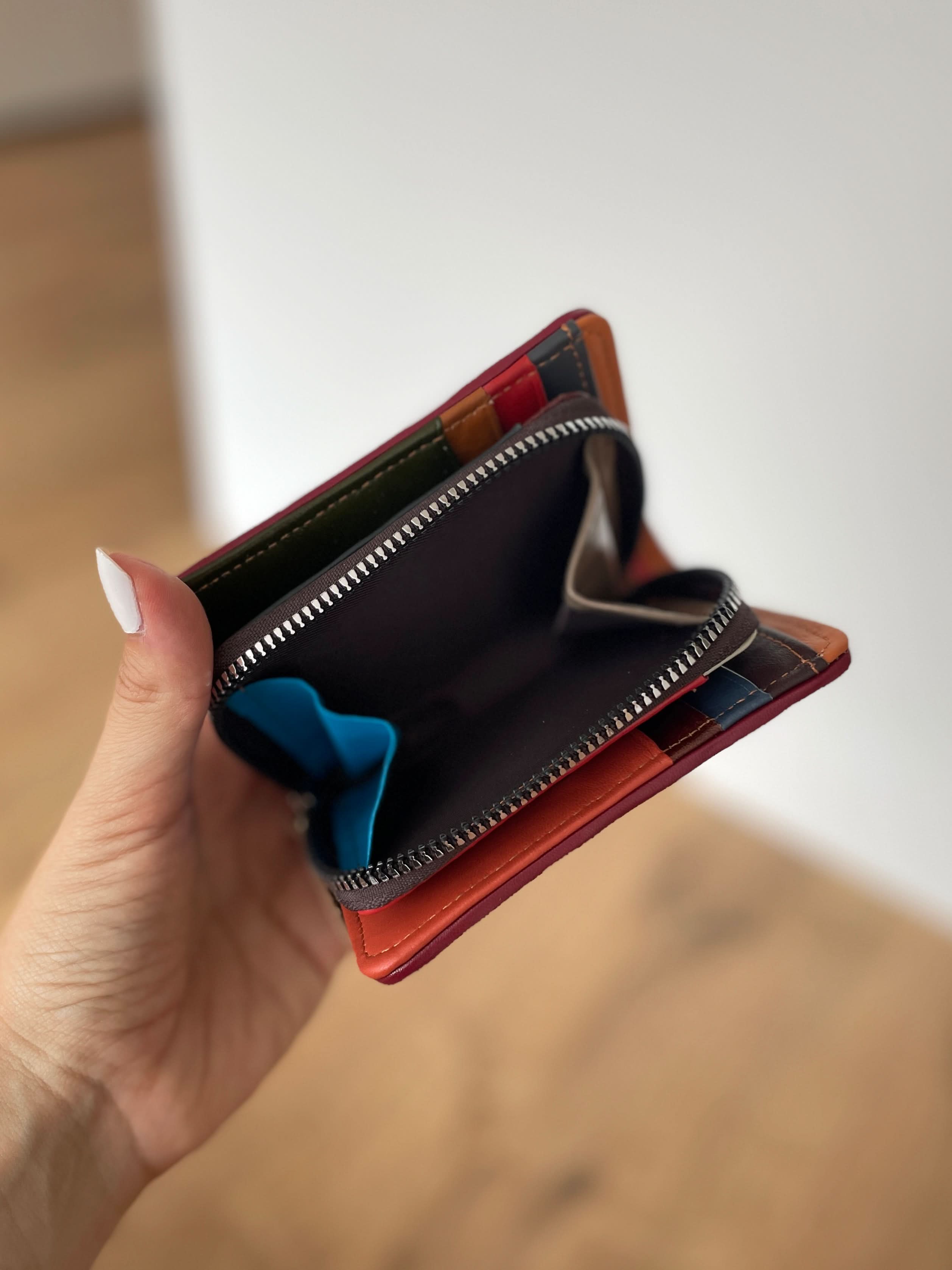 Portafoglio Piccolo in Vera Pelle | Portamonete con cerniera, Spazi tessere, Due Portafoto, Doppia Tasca Banconote