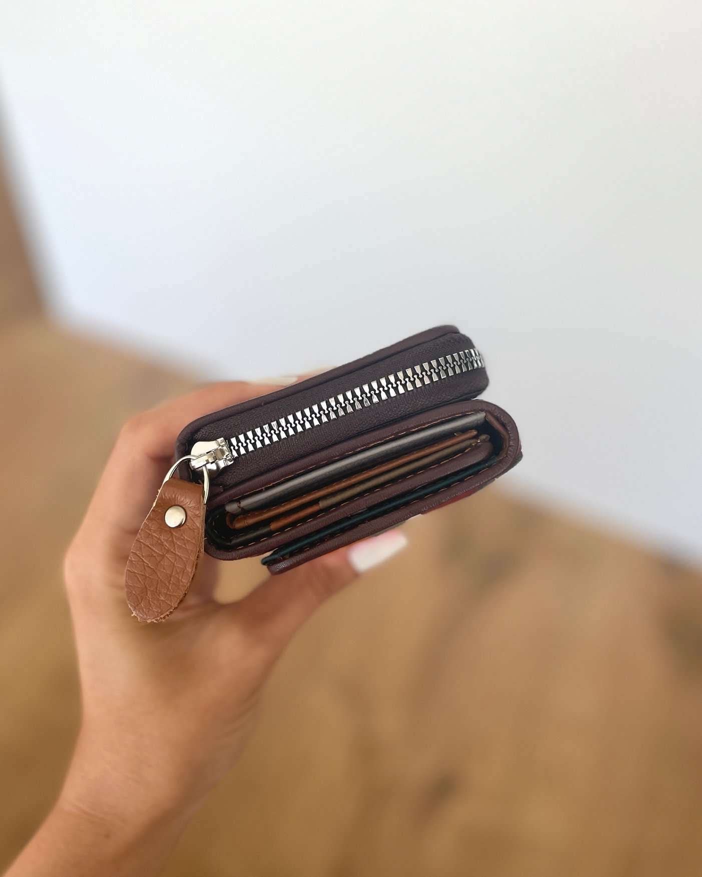 Portafoglio Medio/Piccolo in Vera Pelle | Spazi Tessere, 3 Portafoto, Ampia Tasca Banconote, Portamonete con zip